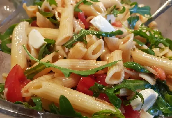 Mediterraner Nudelsalat mit Rucola