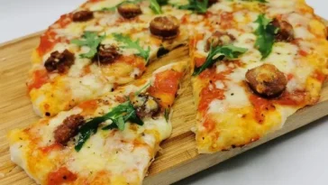 Neapolitanische Pizza Salsiccia