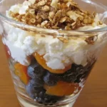 Obstsalat mit Quark und Mandelkrokant