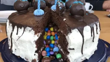 Piñata Torte mit Smarties