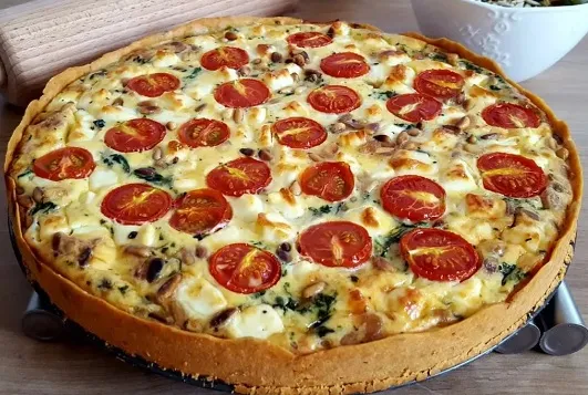 Quiche mit Spinat-Feta-Tomaten und Pinienkernen