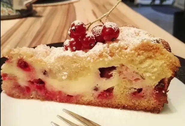 Ribisel-Topfen Kuchen mit Streuseln