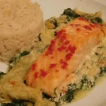 Süß-scharfer Lachs auf Spinat mit Sahnesauce und Honigkruste