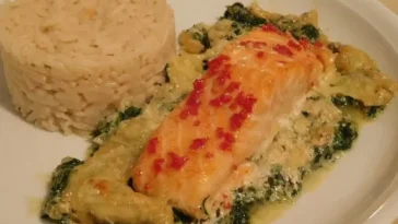 Süß-scharfer Lachs auf Spinat mit Sahnesauce und Honigkruste