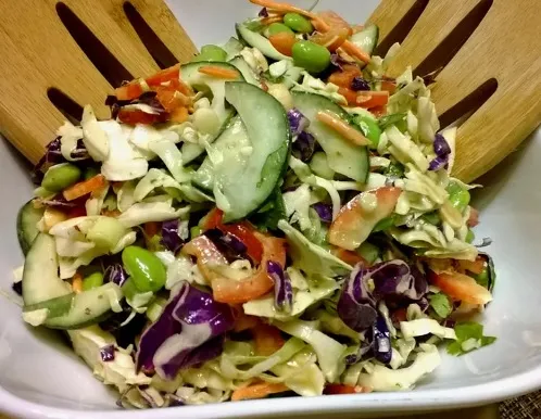 Thai Crunch Salat mit Erdnuss Dressing