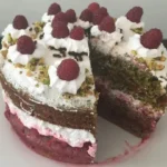 Vegane Himbeer-Schokotorte mit Pistazienboden