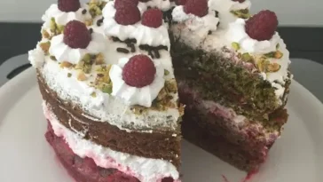 Vegane Himbeer-Schokotorte mit Pistazienboden