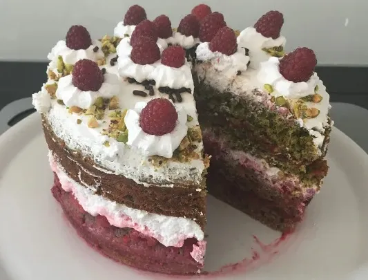 Vegane Himbeer-Schokotorte mit Pistazienboden