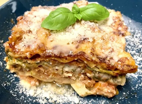 Vegetarische Spinat-Gemüse-Lasagne mit Tomatensoße