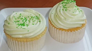 Zitronen - Cupcakes mit Waldmeister - Frischkäse - Creme