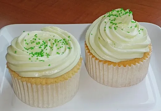 Zitronen - Cupcakes mit Waldmeister - Frischkäse - Creme