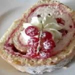 Biskuitrolle mit Johannisbeeren und Waldmeister-Sahne-Quarkcreme