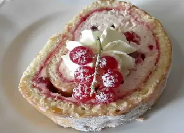 Biskuitrolle mit Johannisbeeren und Waldmeister-Sahne-Quarkcreme