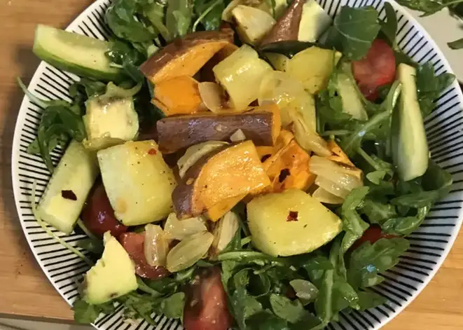 Herbstsalat mit gerösteten Süßkartoffeln