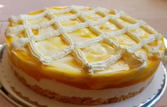 Marmorierte Mango-Joghurt-Torte