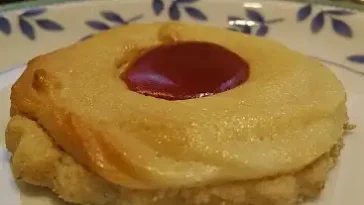 Plätzchen mit Marzipan und Hagebuttenmarmelade