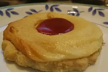 Plätzchen mit Marzipan und Hagebuttenmarmelade