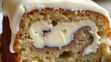 Bananenbrotkuchen mit Frischkäse-Zuckerguss