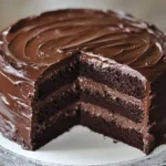 Saftiger dunkler Schokoladenkuchen mit Schweizer Schokoladen-Baiser-Buttercreme