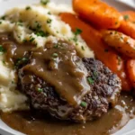 Salisbury Steak Dinner mit Kartoffelpüree, glasierten Karotten und Bratensoße