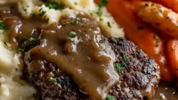 Salisbury Steak Dinner mit Kartoffelpüree, glasierten Karotten und Bratensoße