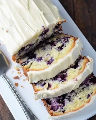 Blaubeer-Limetten-Rührkuchen mit Frischkäse-Zuckerguss