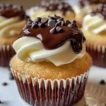 Cupcakes gefüllt mit cremiger Vanillecreme und garniert mit reichhaltiger Schokoladenglasur