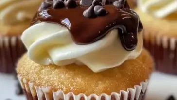 Cupcakes gefüllt mit cremiger Vanillecreme und garniert mit reichhaltiger Schokoladenglasur