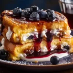 Mit Blaubeeren und Ricotta gefüllter French Toast