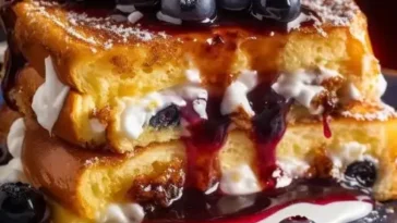 Mit Blaubeeren und Ricotta gefüllter French Toast