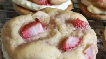 Mit Erdbeerkäsekuchen gefüllte Kekse