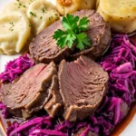 Sauerbraten mit Rotkohl und Knödeln