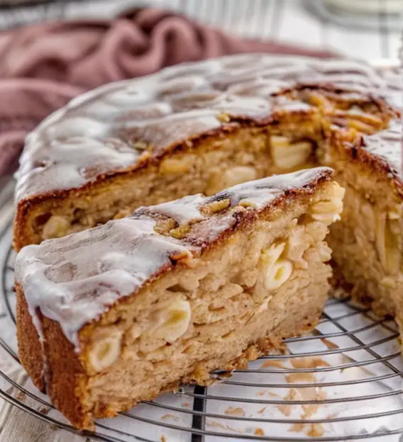 apfelkuchen mit apfelstückchen & zuckerglasur