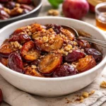 Hausgemachte Pflaumenmarmelade in einem Glas mit frischen Pflaumen und Brot.
