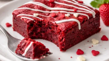 Rote Samt-Brownies mit cremigem Frosting und Schokoladendekor