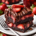 Schoko-Erdbeer-Brownies mit frischen Erdbeeren und Schokoladenglasur
