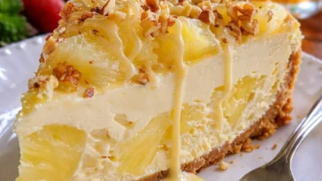 Ananas-Weiße-Schokolade-Cheesecake auf einem Teller serviert