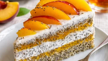 Apfelkuchen vom Blech mit Pudding und Streuseln frisch gebacken