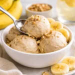 Hausgemachtes Bananeneis mit frischen Bananen und gesunden Zutaten.