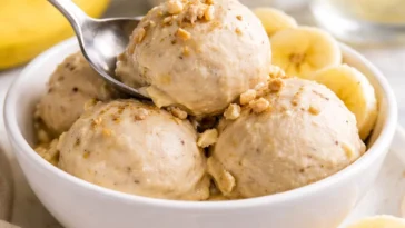 Hausgemachtes Bananeneis mit frischen Bananen und gesunden Zutaten.