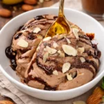 Schüssel mit cremigem Bananeneis, perfekt für heiße Sommertage.