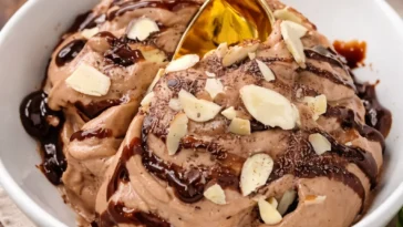 Schüssel mit cremigem Bananeneis, perfekt für heiße Sommertage.