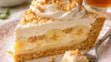 Leckere Bananenpudding-Cupcakes mit cremigem Topping auf einem Teller