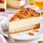 Bienenstich Kuchen mit Mandeln und cremiger Füllung auf einem weißen Teller