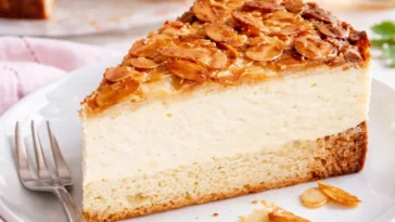 Bienenstich Kuchen mit Mandeln und cremiger Füllung auf einem weißen Teller