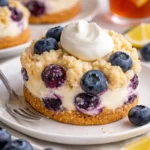 Blaubeer-Käsekuchen-Kekse auf einem Teller, verziert mit frischen Blaubeeren