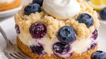 Blaubeer-Käsekuchen-Kekse auf einem Teller, verziert mit frischen Blaubeeren