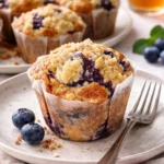 Blaubeermuffins mit Streusel-Topping auf einem Tisch