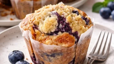 Blaubeermuffins mit Streusel-Topping auf einem Tisch