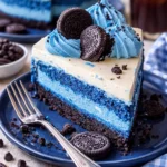 Blauer Samt Oreo Käsekuchen mit cremiger Füllung und Oreo-Keksen.